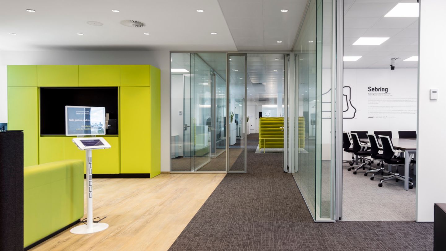 Interior oficinas Porsche Ibérica, fotografía de Fernando Guerra, Madrid, 2019, Porsche Ibérica
